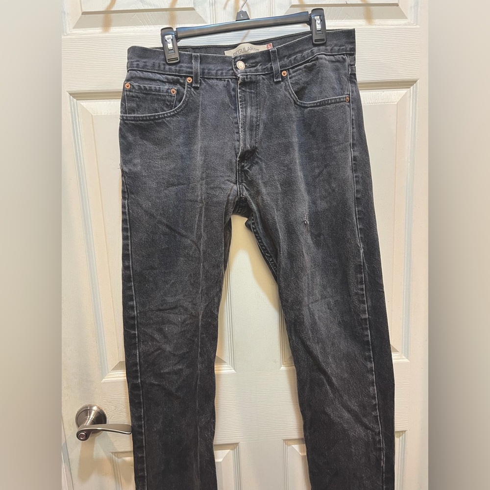 Black Levi’s Jeans SMALL HOLE